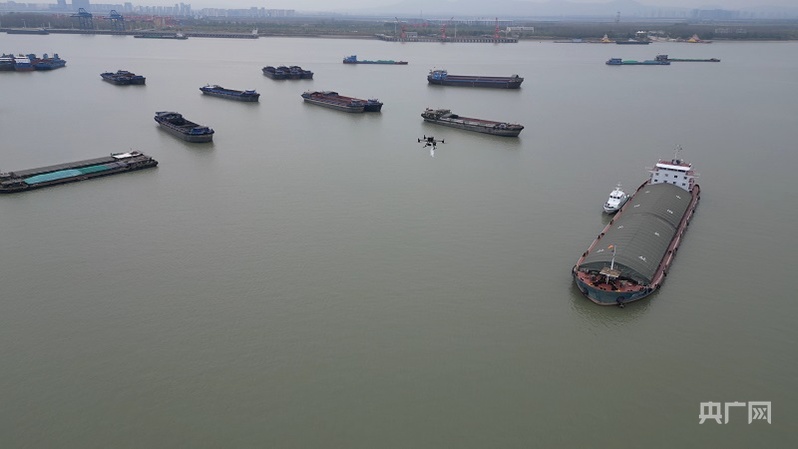 無人機在給長江船只送貨（央廣網(wǎng)發(fā) 劉劍忠 攝）