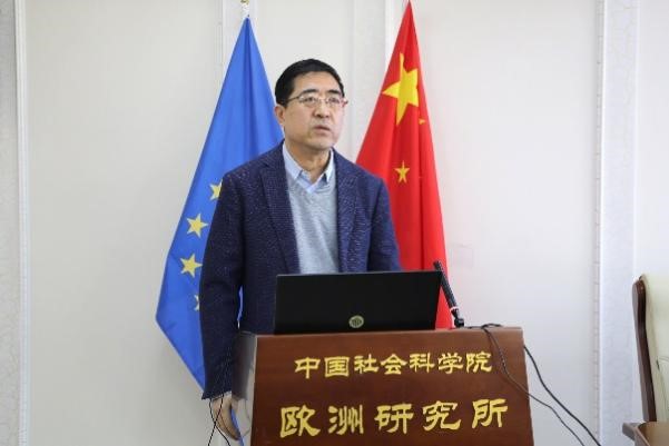 中國(guó)社會(huì)科學(xué)院歐洲研究所所長(zhǎng)、《歐洲發(fā)展報(bào)告（2023～2024）》主編馮仲平研究員致辭。吳迪攝