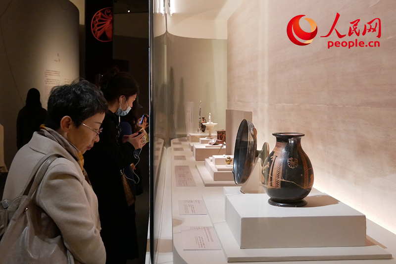 11月13日，觀眾正在國博參觀“美的多元——古希臘的藝術(shù)與生活”展。人民網(wǎng)記者 韋衍行攝