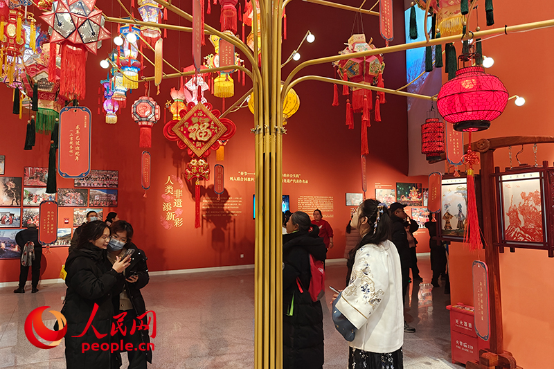 12月21日，觀眾正在參觀“過年——春節(jié)主題展”。人民網(wǎng)記者 韋衍行攝