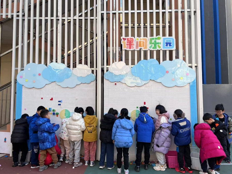 學生們在課間樂園玩拼圖。人民網(wǎng) 白炅攝