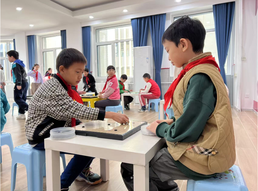 學生們在少先隊大廳下圍棋。人民網(wǎng) 白炅攝