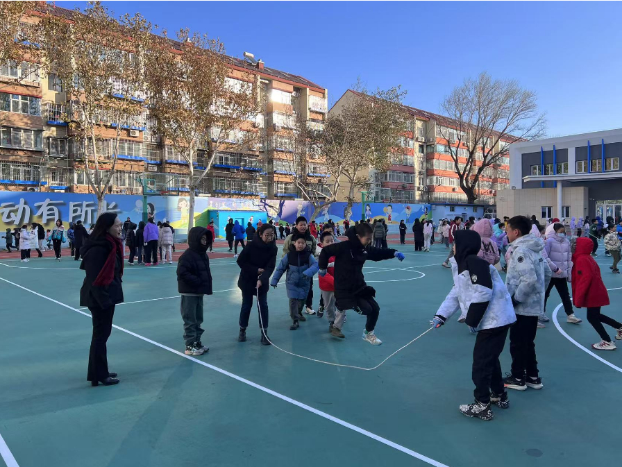 學生們在護導教師陪同下跳繩。人民網(wǎng) 白炅攝