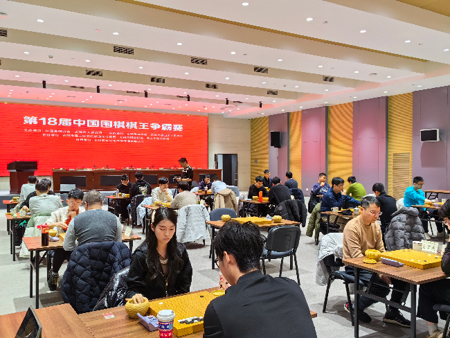 棋手在比賽中。人民網(wǎng)記者 李乃妍攝
