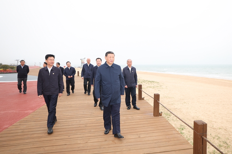 2024年5月22日，習近平總書記在山東日照陽光海岸綠道考察。