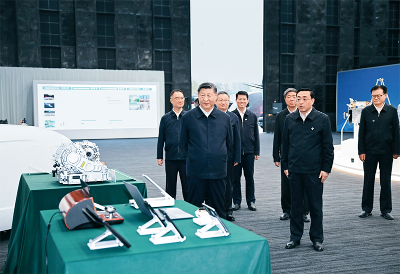 2024年10月17日至18日，中共中央總書(shū)記、國(guó)家主席、中央軍委主席習(xí)近平在安徽考察。這是17日下午，習(xí)近平在合肥濱湖科學(xué)城察看安徽省重大科技創(chuàng)新成果集中展示。 新華社記者 謝環(huán)馳/攝