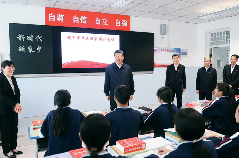 2024年6月18日至19日，中共中央總書(shū)記、國(guó)家主席、中央軍委主席習(xí)近平在青海考察。這是18日下午，習(xí)近平在果洛西寧民族中學(xué)高一（1）班觀摩“新時(shí)代、新家鄉(xiāng)”主題思政課。 新華社記者 鞠鵬/攝