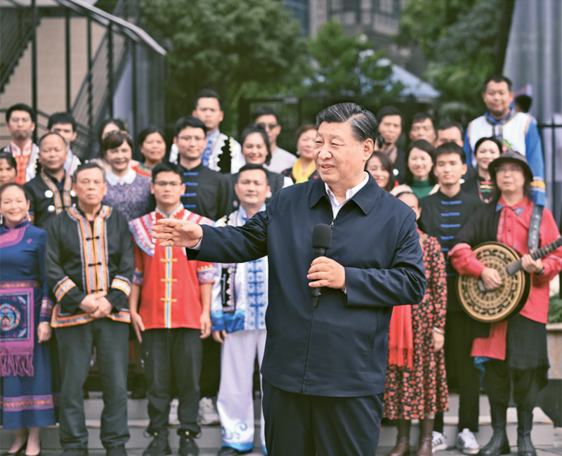 2023年12月14日至15日，中共中央總書(shū)記、國(guó)家主席、中央軍委主席習(xí)近平在廣西考察。這是14日上午，習(xí)近平在南寧市良慶區(qū)蟠龍社區(qū)考察時(shí)，同社區(qū)各族群眾親切交流。 新華社記者 燕雁/攝