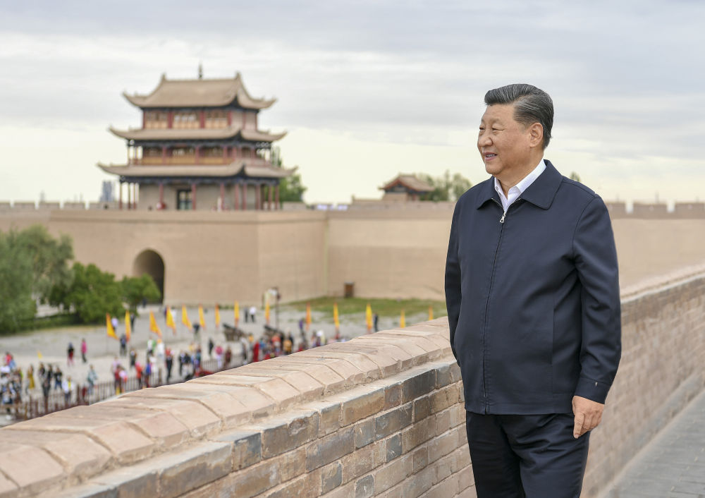 2019年8月20日上午，習(xí)近平總書記來到嘉峪關(guān)關(guān)城，登上城樓察看關(guān)城整體面貌，聽取河西走廊長城、關(guān)隘歷史文化情況介紹。新華社記者 謝環(huán)馳 攝