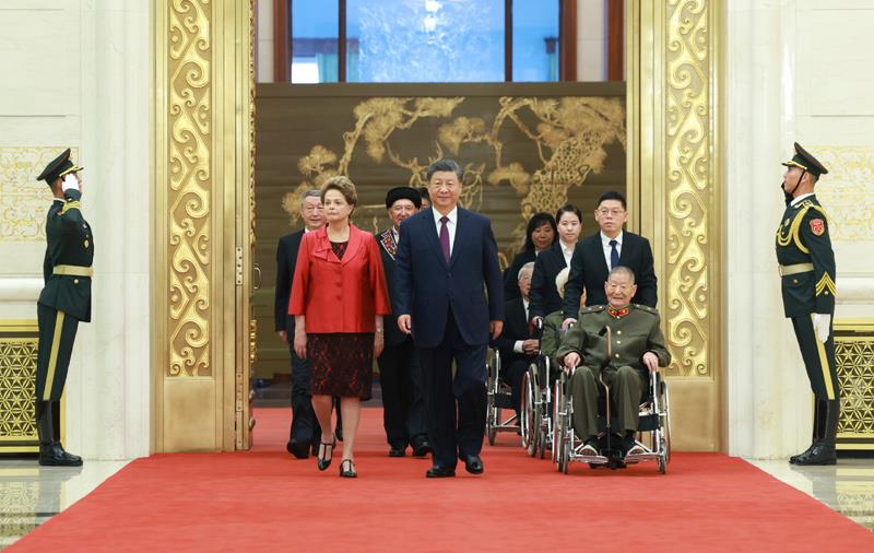 △2024年9月29日，中華人民共和國(guó)國(guó)家勛章和國(guó)家榮譽(yù)稱號(hào)頒授儀式在北京人民大會(huì)堂金色大廳隆重舉行。習(xí)近平總書記同國(guó)家勛章和國(guó)家榮譽(yù)稱號(hào)獲得者一同步入會(huì)場(chǎng)。