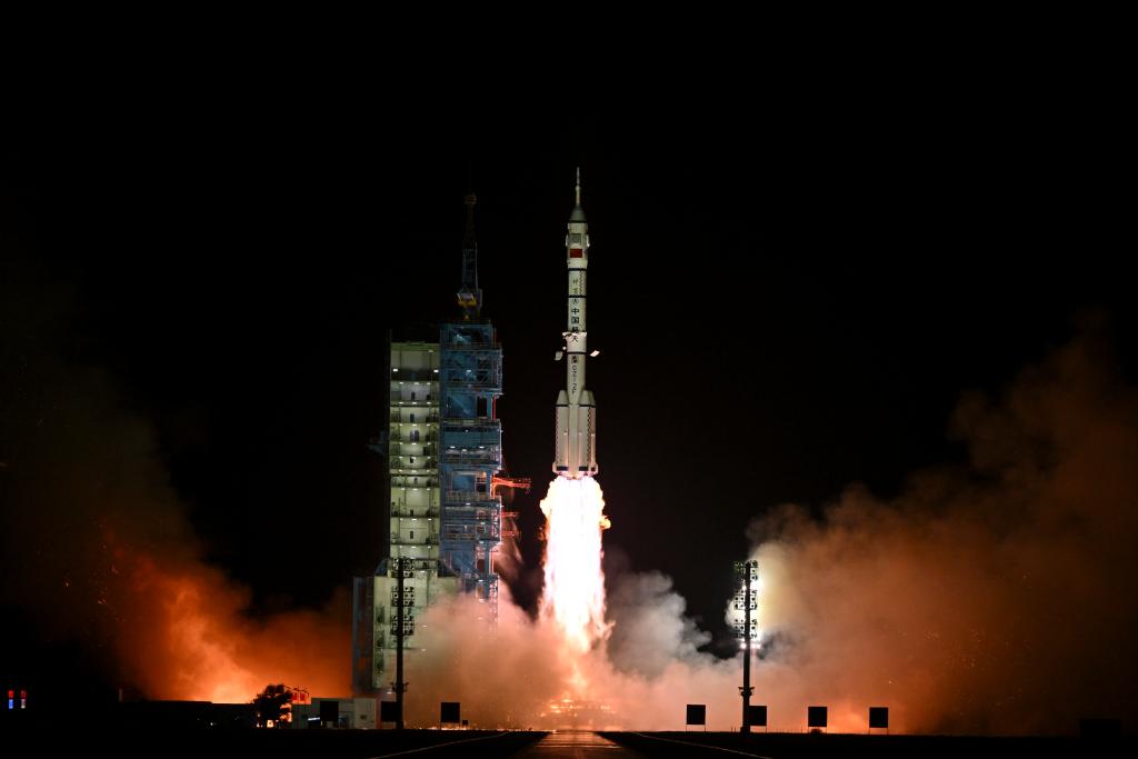 2024年10月30日，搭載神舟十九號(hào)載人飛船的長(zhǎng)征二號(hào)F遙十九運(yùn)載火箭在酒泉衛(wèi)星發(fā)射中心點(diǎn)火發(fā)射。新華社記者李鑫攝