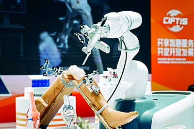 2024年中國國際服務(wù)貿(mào)易交易會上展出的人工智能骨科手術(shù)機(jī)器人。新華社發(fā)