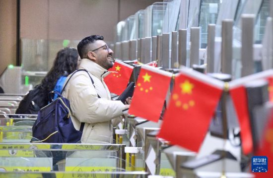 1月2日，國外旅客通過大興機(jī)場邊檢站入境。新華社記者 李欣 攝