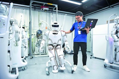 廣東深圳，一家公司的工作人員對人形機器人進行測試。新華社發(fā)