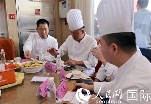 評委正在品嘗菜品并打分。人民網(wǎng)記者 管克江攝