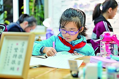 在河南洛陽市澗西區(qū)長安路街道長安路二社區(qū)共享自習室內(nèi)，孩子們在學習。李衛(wèi)超攝/光明圖片