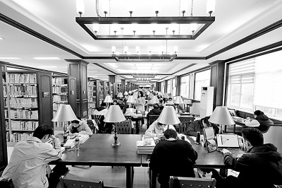 重慶大學(xué)圖書館，大學(xué)生們正在讀書學(xué)習(xí)。孫凱芳攝/光明圖片