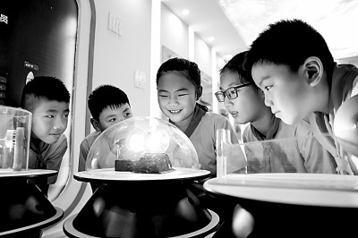 江西省南昌市青云客航天科創(chuàng)空間青少年科普館，孩子們?cè)谟^察光壓傳動(dòng)試驗(yàn)。鮑贛生攝/光明圖片