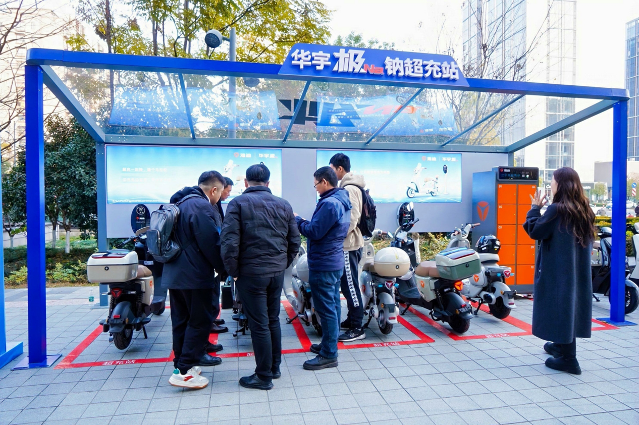 超充站現(xiàn)場，消費(fèi)者紛紛駐足觀看。受訪者供圖