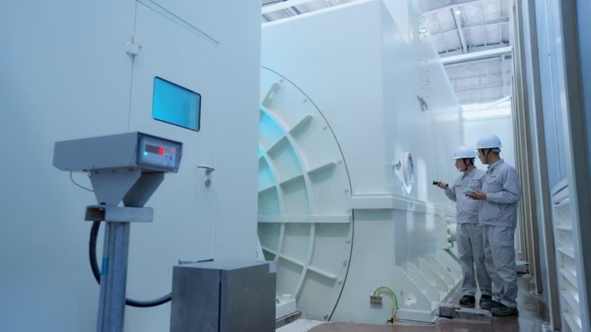 工作人員檢查300兆瓦壓氣儲(chǔ)能示范工程發(fā)電機(jī)。受訪(fǎng)者供圖