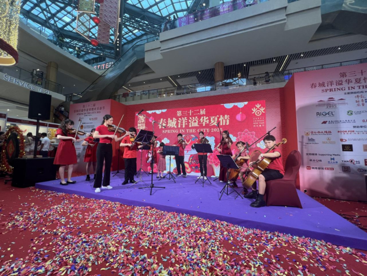 來自中國和新加坡的藝術(shù)團體聯(lián)袂表演了歌舞、器樂、武術(shù)、雜技等多種形式的文藝節(jié)目。活動主辦方供圖