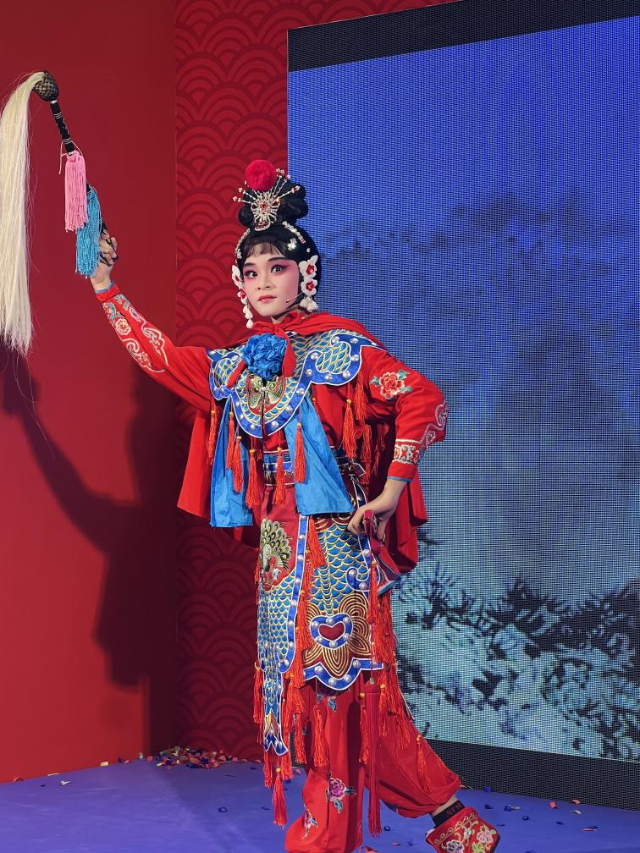 來自中國和新加坡的藝術(shù)團體聯(lián)袂表演了歌舞、器樂、武術(shù)、雜技等多種形式的文藝節(jié)目?；顒又鬓k方供圖
