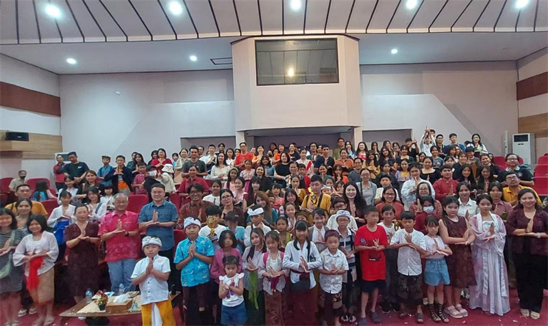 出席活動的師生與嘉賓合影。巴陵康孔子學(xué)院供圖