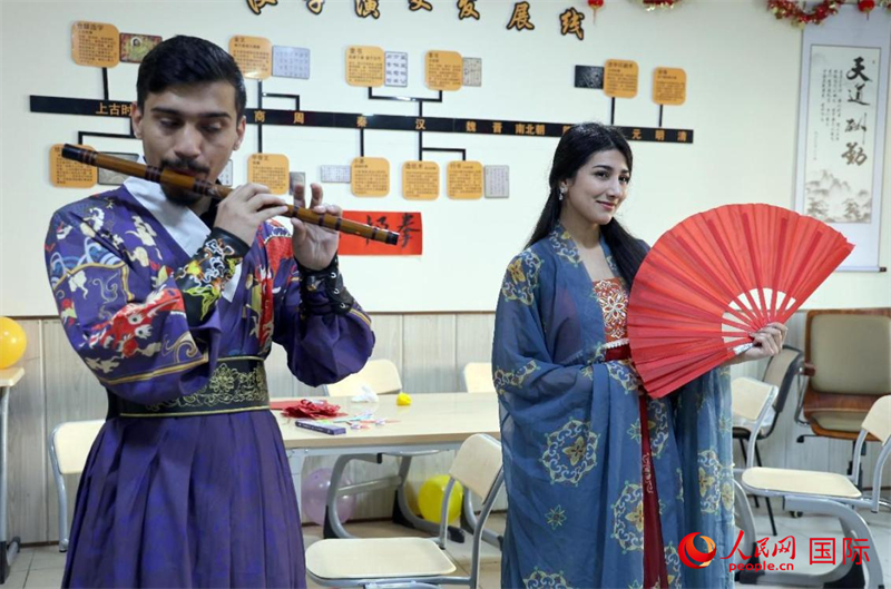 薩拉赫丁大學(xué)中文系學(xué)生們展示才藝。人民網(wǎng)伊納斯·易卜拉欣攝