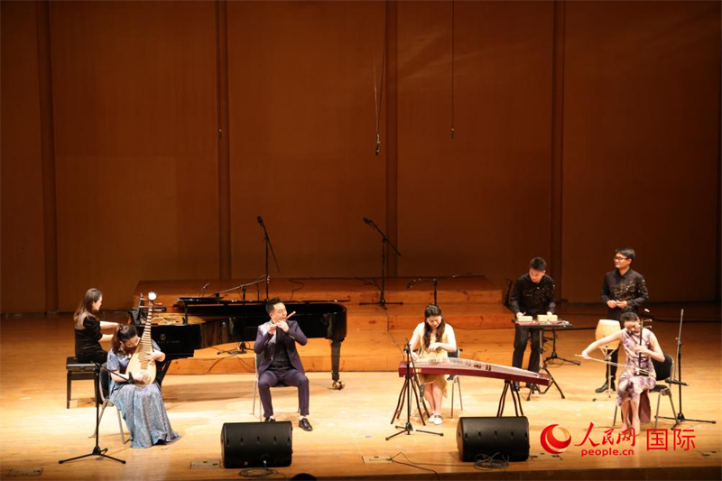 來自云南藝術學院的音樂家在演奏《金蛇狂舞》。人民網(wǎng)記者 楊一攝