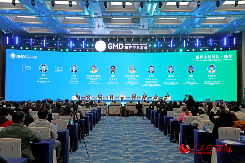 “世界市長(zhǎng)對(duì)話(huà)·南寧”活動(dòng)現(xiàn)場(chǎng)，中國(guó)和東盟國(guó)家多位市長(zhǎng)或代表參加座談分享。人民網(wǎng)記者趙益普攝