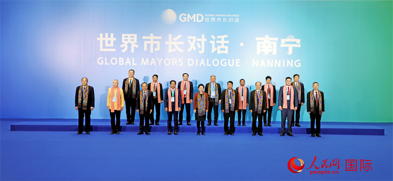 在南寧國(guó)際會(huì)展中心金桂花廳外，參加活動(dòng)的中國(guó)和東盟國(guó)家市長(zhǎng)合影留念。人民網(wǎng)記者 趙益普攝