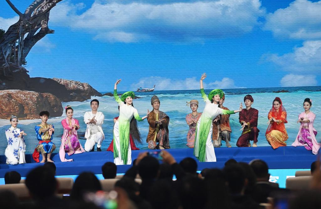 這是1月16日，在南寧國際會展中心，演員在“世界市長對話·南寧”活動間隙表演節(jié)目。新華社記者 陸波岸 攝