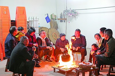 為討論蜜梨產(chǎn)業(yè)發(fā)展事宜，鸕鳥鎮(zhèn)開展“圍爐夜話”。資料圖片