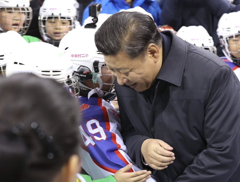 2017年2月24日，習(xí)近平在五棵松體育中心同冰球小隊(duì)員“撞肩”互動(dòng)