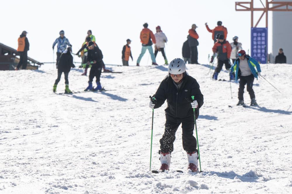 2025年1月5日，游客在湖北宜昌市夷陵區(qū)一滑雪場體驗(yàn)滑雪
