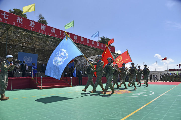 2024年4月9日，在剛果（金）南基伍省布卡武市的中國(guó)半島營(yíng)區(qū)，中國(guó)第27批赴剛果（金）維和部隊(duì)官兵被授予聯(lián)合國(guó)“和平勛章”。新華社發(fā)（中國(guó)第27批赴剛果（金）維和部隊(duì)供圖）