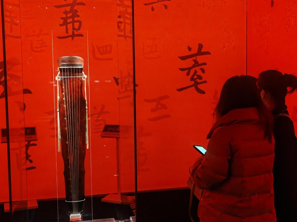 近日，在浙江省博物館之江館區(qū)，故宮博物館收藏的唐“大圣遺音”琴在“‘故宮·茶世界’觀茶——茶文化精品展”展出。新華社記者 馮源 攝