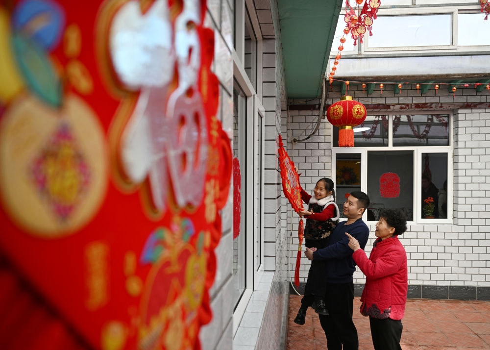 天津市西青區(qū)辛口鎮(zhèn)第六埠村村民在院子里掛“?！弊郑?024年2月1日攝）。新華社記者 趙子碩 攝