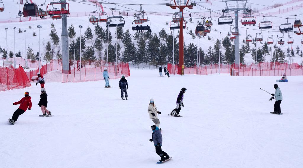 2025年1月8日，滑雪愛好者在新疆阿勒泰市將軍山滑雪場(chǎng)的雪道上滑行。新華社記者 張嘯誠 攝