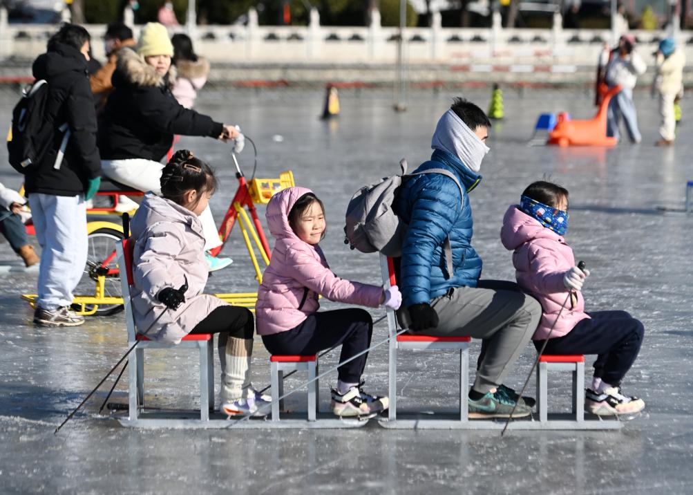 2025年1月19日，在北京什剎海冰場(chǎng)，小朋友和家長(zhǎng)一起體驗(yàn)冰上運(yùn)動(dòng)。新華社記者 張晨霖 攝