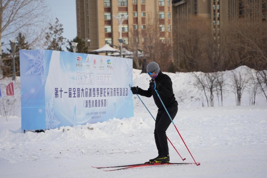 在呼倫貝爾，滑雪愛好者在城市越野滑雪公園內(nèi)滑雪。人民網(wǎng)記者 苗陽攝