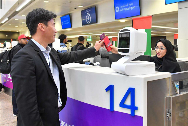 1月22日，迪拜免稅店聯(lián)合迪拜移民局向入境中國旅客贈送新年賀禮。迪拜移民局供圖