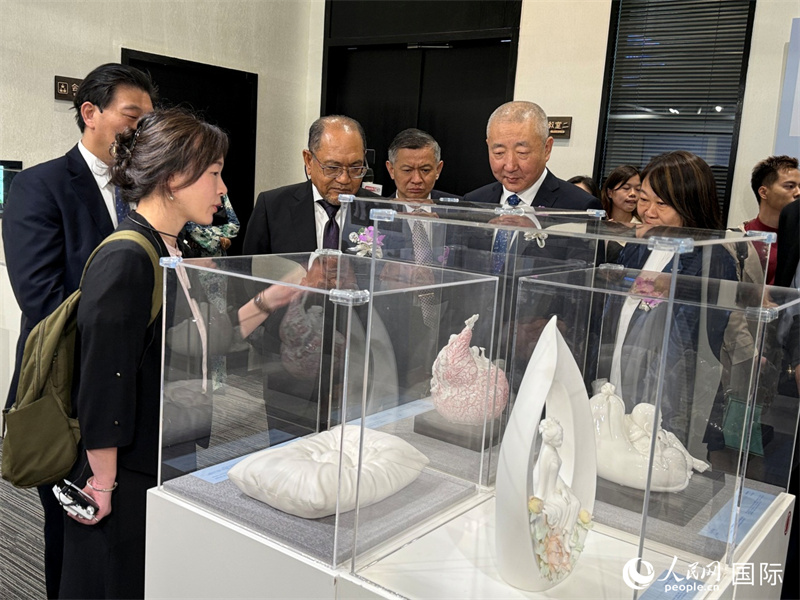 嘉賓在參觀展覽。 人民網(wǎng)記者 章念生攝