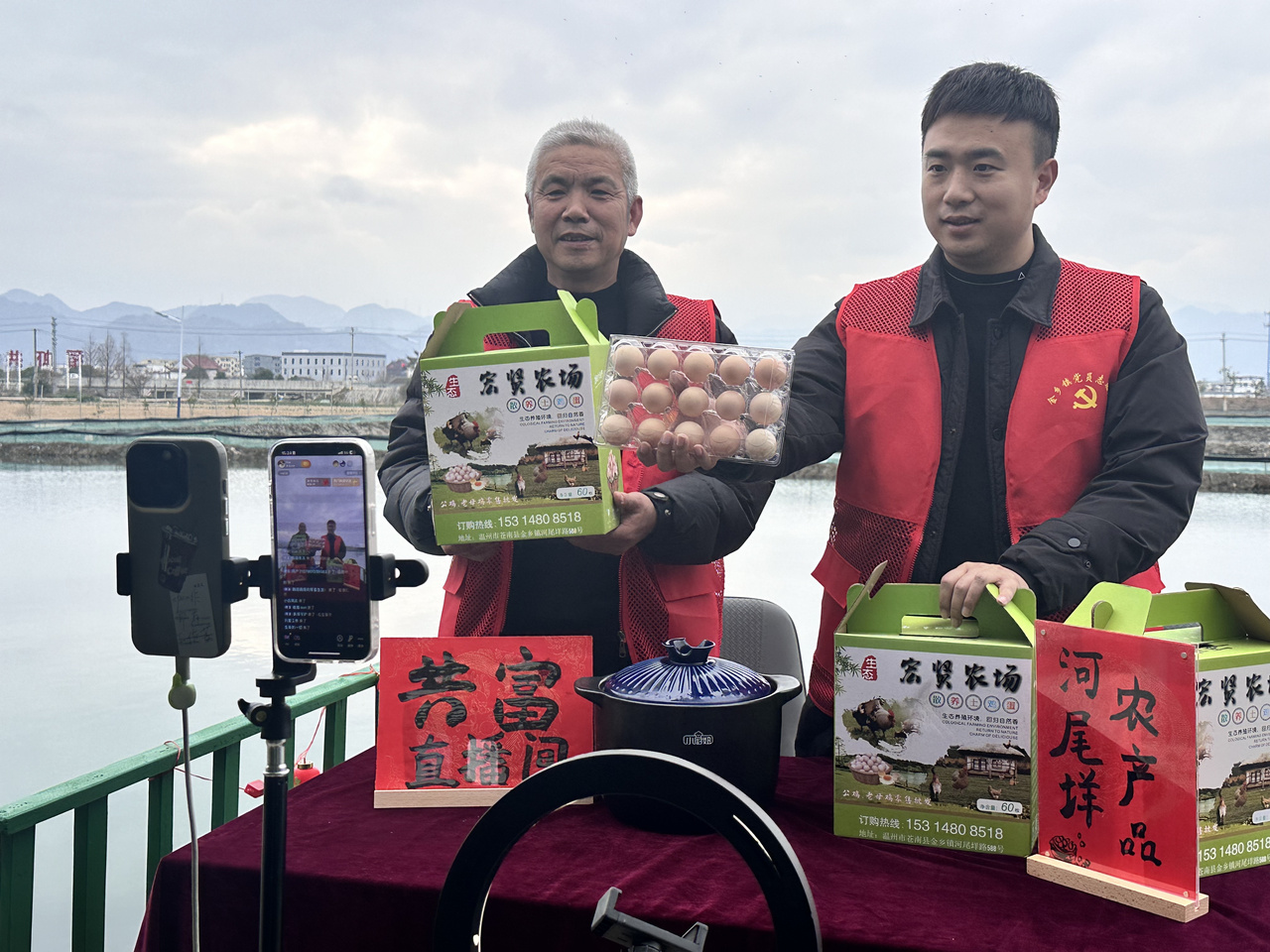 在蒼南金鄉(xiāng)鎮(zhèn)，永興、半浹連、河尾垟?shù)犬?dāng)年受災(zāi)的臨近村落，正連片建設(shè)美麗江南水鄉(xiāng)新景。圖為河尾垟村設(shè)在河邊的“共富直播間”。金鄉(xiāng)鎮(zhèn) 供圖