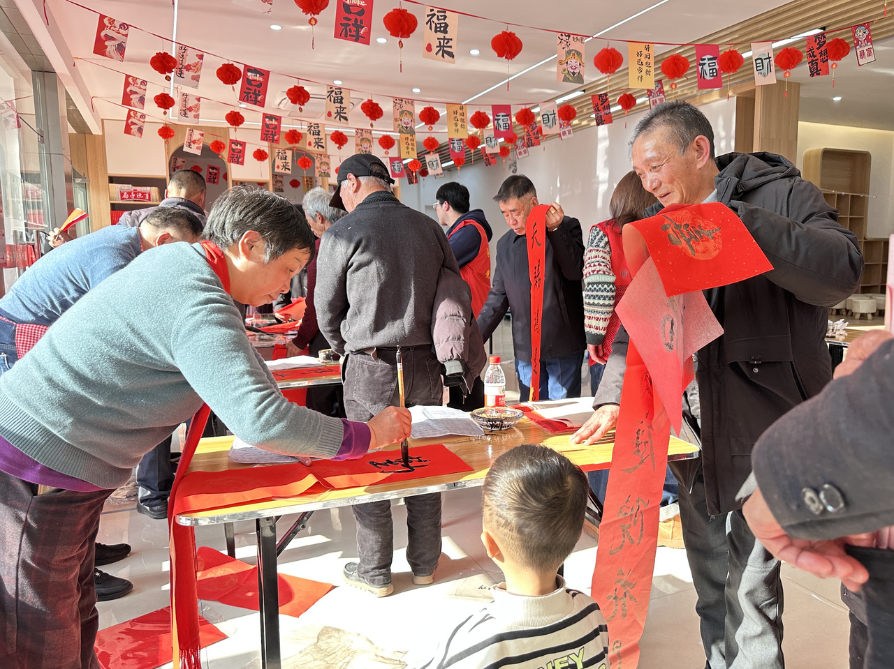 今年春節(jié)前夕，慶元縣濛洲街道同濟(jì)新村，一場(chǎng)送春聯(lián)活動(dòng)熱鬧舉行。慶元縣融媒體中心 供圖