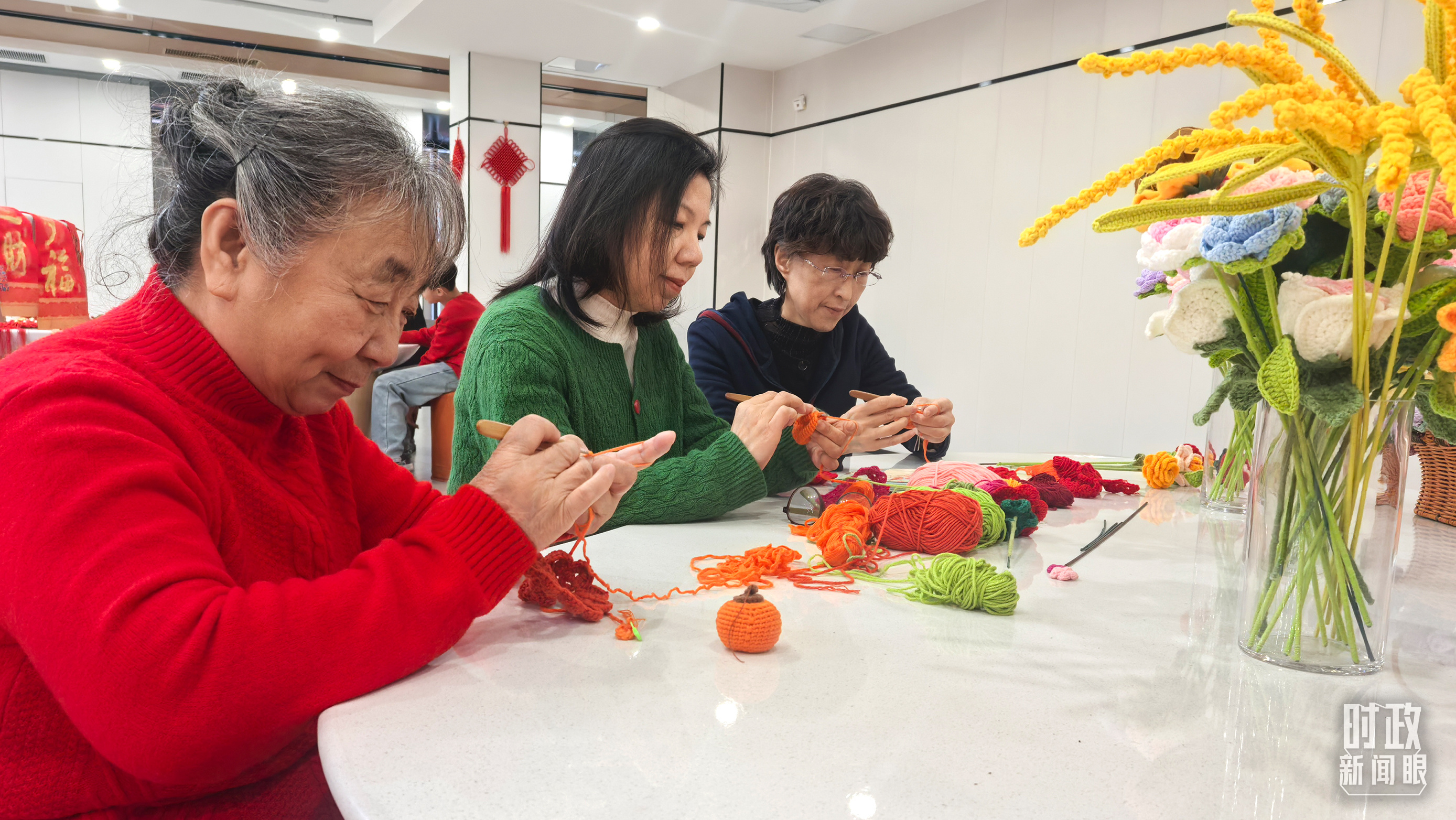 長安社區(qū)黨群服務(wù)中心里，居民們正在制作手工藝品。（總臺央視記者鐘銳拍攝）