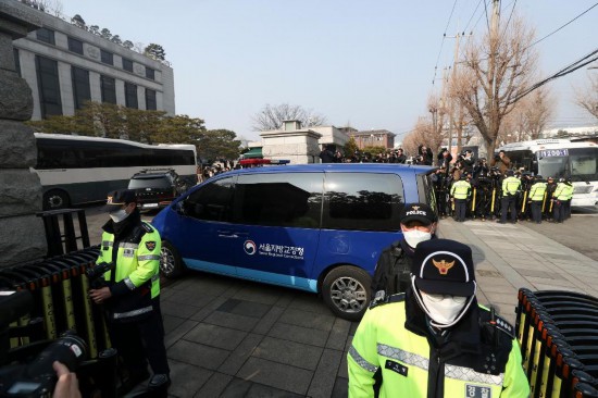  1月21日，尹錫悅乘坐的車輛進(jìn)入韓國首爾的憲法法院。新華社記者姚琪琳攝