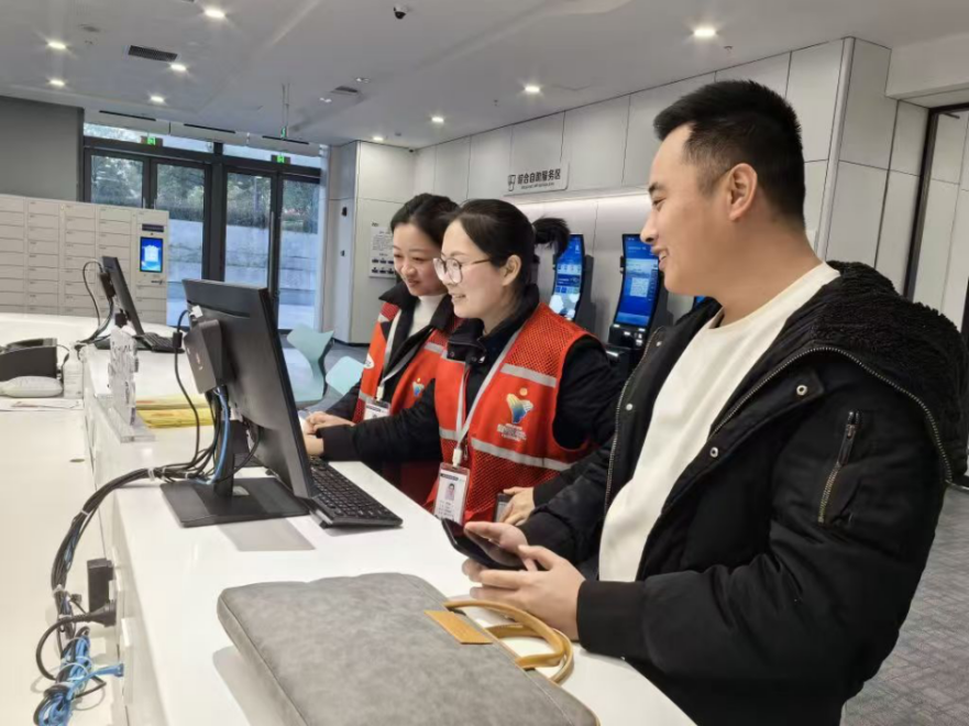 工作人員幫助企業(yè)辦理遷移申請網(wǎng)上填報(bào)。圖片來源：浙江衢州市市場監(jiān)督管理局
