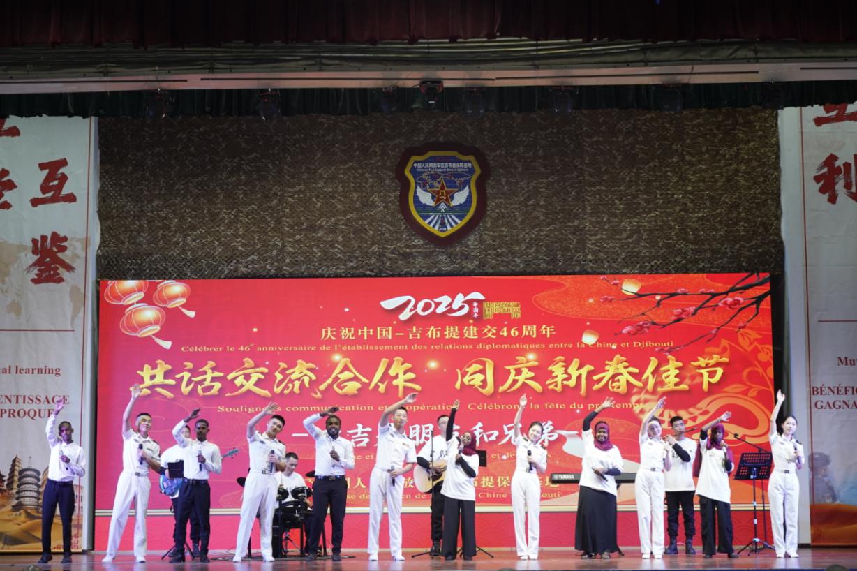 中吉兩國嘉賓合唱《友誼地久天長》。主辦方供圖