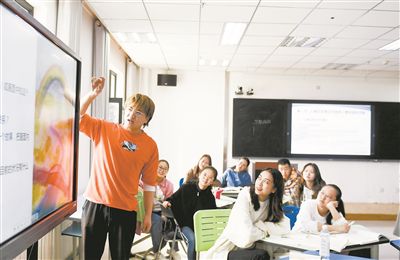 圖為青海民族大學(xué)師范學(xué)院學(xué)生使用互動(dòng)屏幕進(jìn)行課堂交流。新華社記者 張龍攝